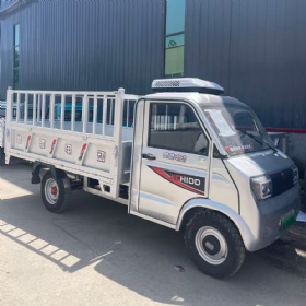 小型油电混动皮卡车